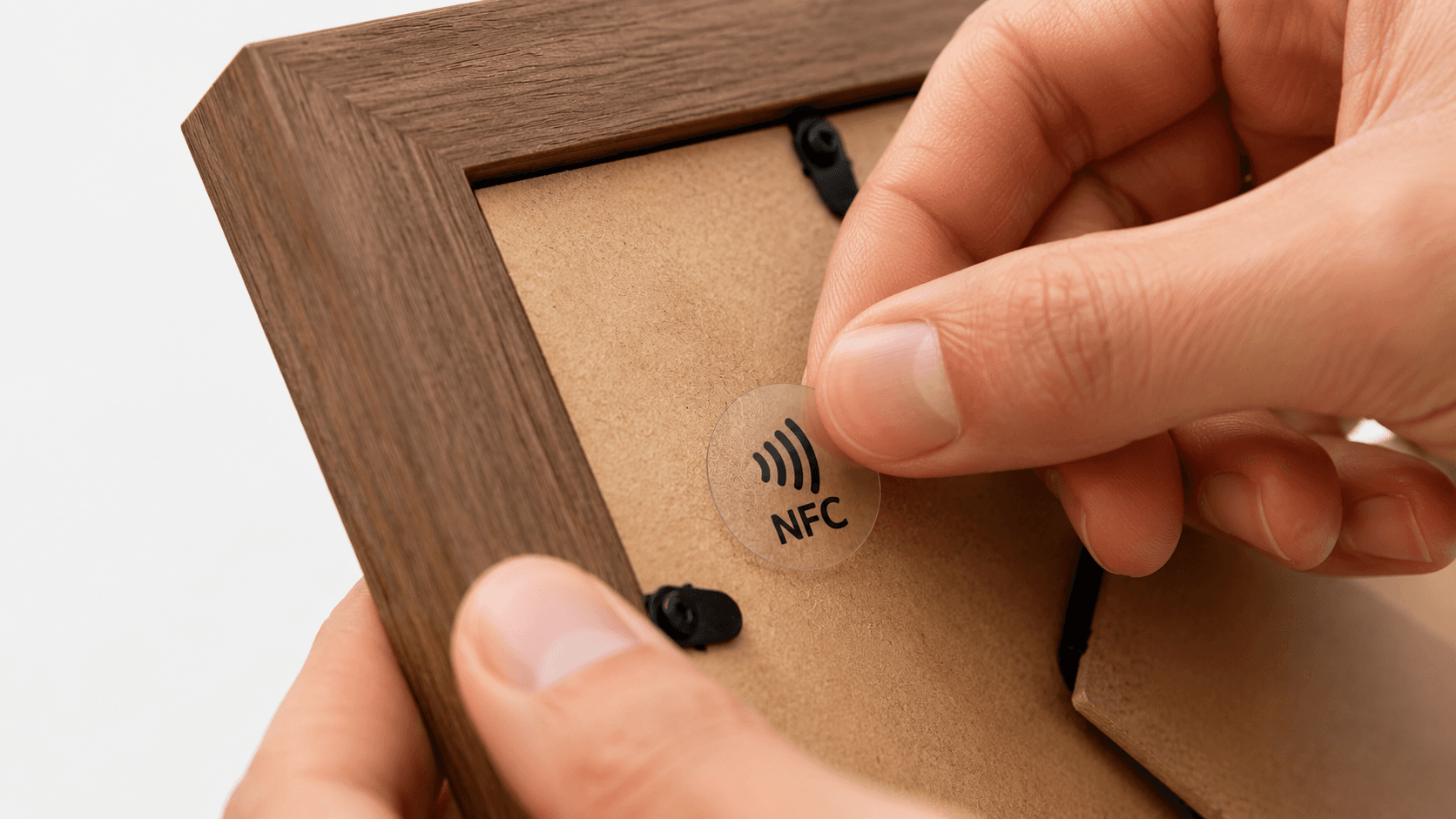 Pegando tag NFC en la parte trasera del portarretrato